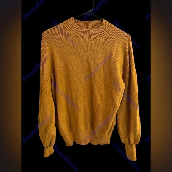 Zesica Sweater in a golden yellow size medium - Picture 1 of 5